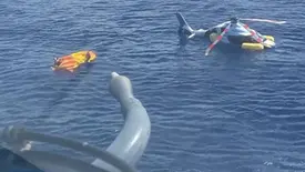 Helicóptero faz pouso forçado no mar em Cabo Frio (Foto: Marinha do Brasil/divulgação)