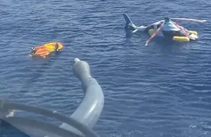 Helicóptero faz pouso forçado no mar em Cabo Frio (Foto: Marinha do Brasil/divulgação)