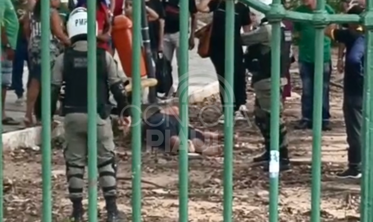 Homem morto a facadas na Praça da Bandeira, em Teresina