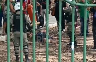Homem morto a facadas na Praça da Bandeira, em Teresina (Foto: Reprodução)