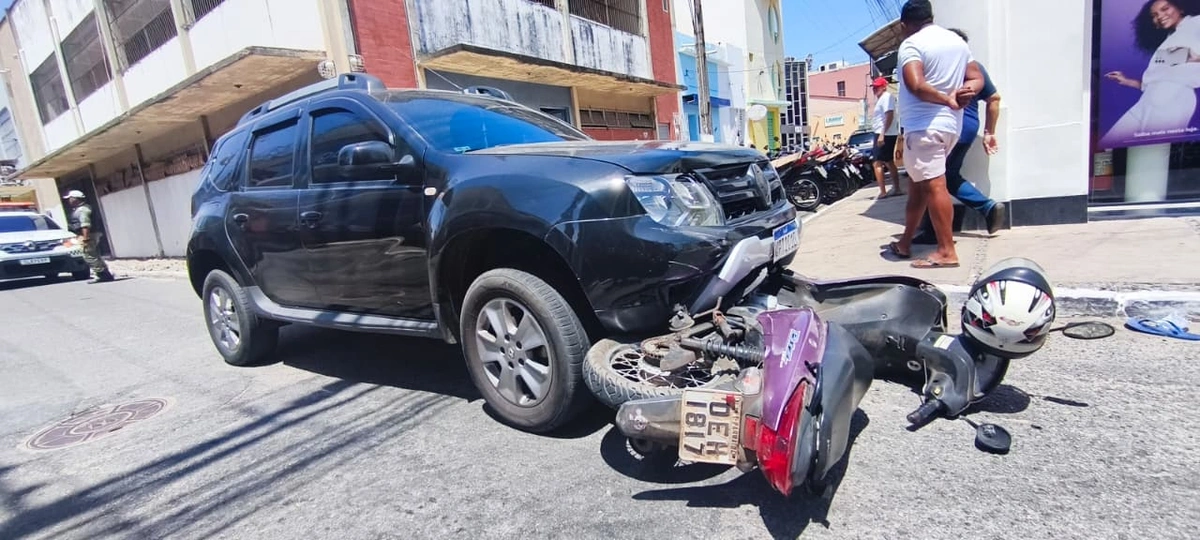 Idoso fica ferido em acidente entre motocicleta e carro no Centro de Parnaíba