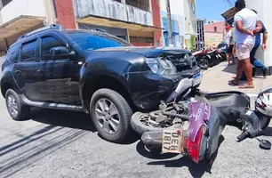 Idoso fica ferido em acidente entre motocicleta e carro no Centro de Parnaíba (Foto: Reprodução)