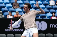 Fora de ritmo, João Fonseca cai na estreia do Aberto da Austrália