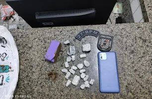 Jovem é preso com drogas no bairro Frei Higino, em Parnaíba (Foto: Reprodução)