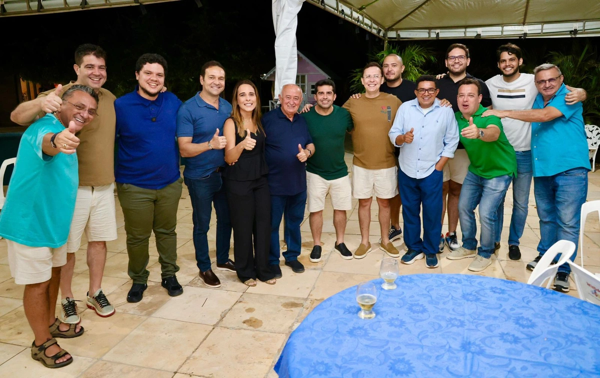 Júlio César posa com vereadores e avança na corrida pelos votos de Teresina
