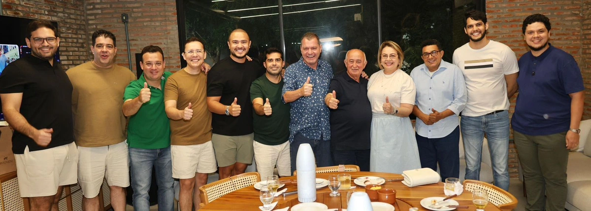 Júlio César posa com vereadores e avança na corrida pelos votos de Teresina