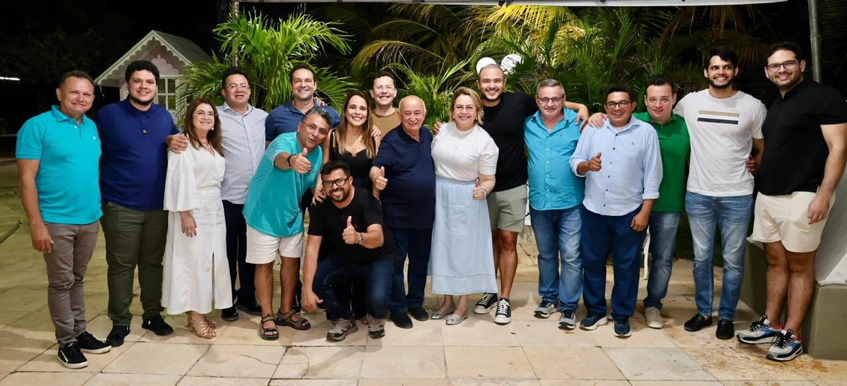 Júlio César posa com vereadores e sinaliza avanço na corrida pelos votos de Teresi
