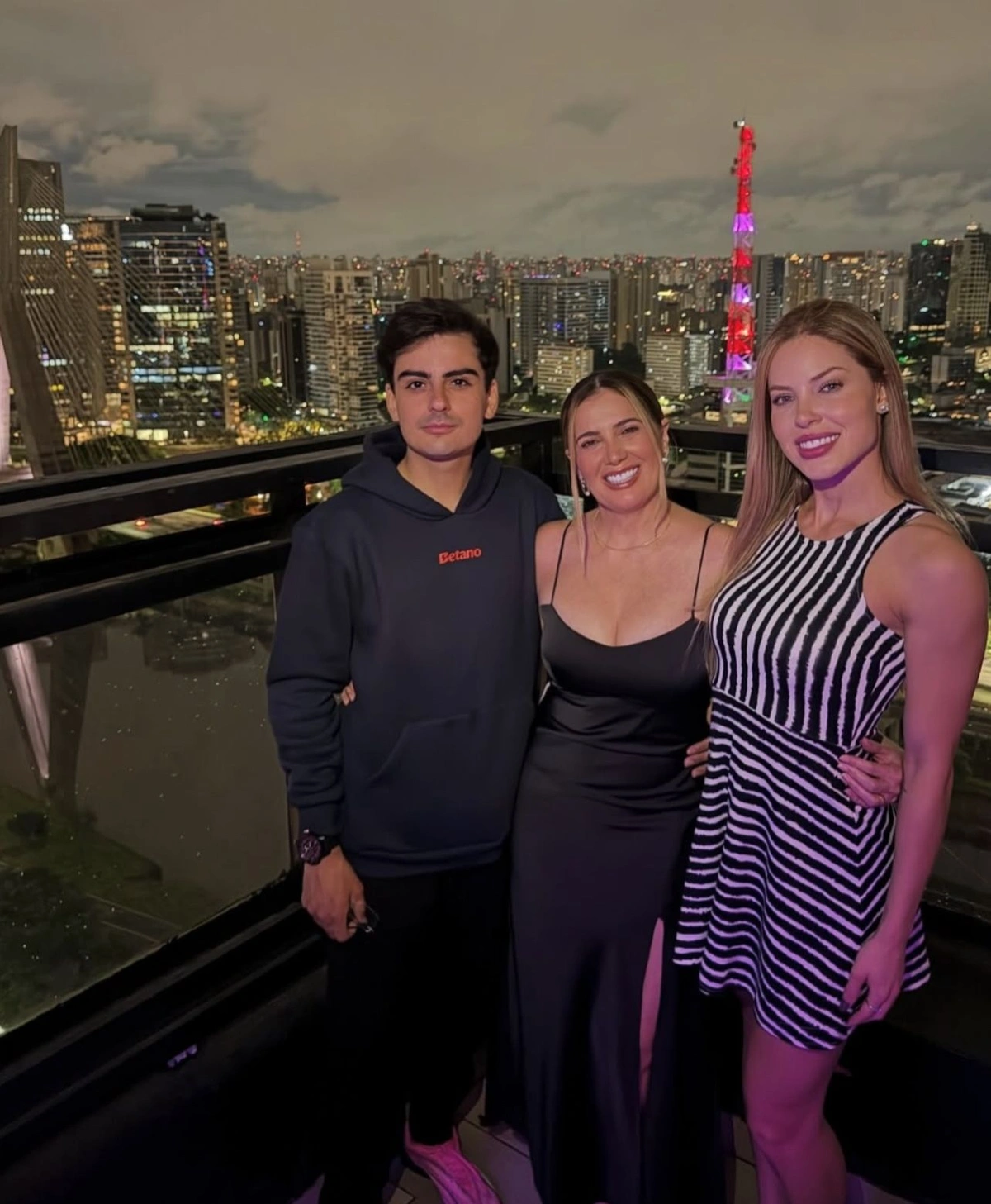 Karla Berger encontra casal de A Fazenda em São Paulo e trio curte a cidade