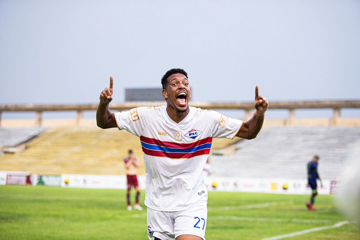 Kauê Maranhão comemora gol de empate do Piauí, ainda na primeira etapa