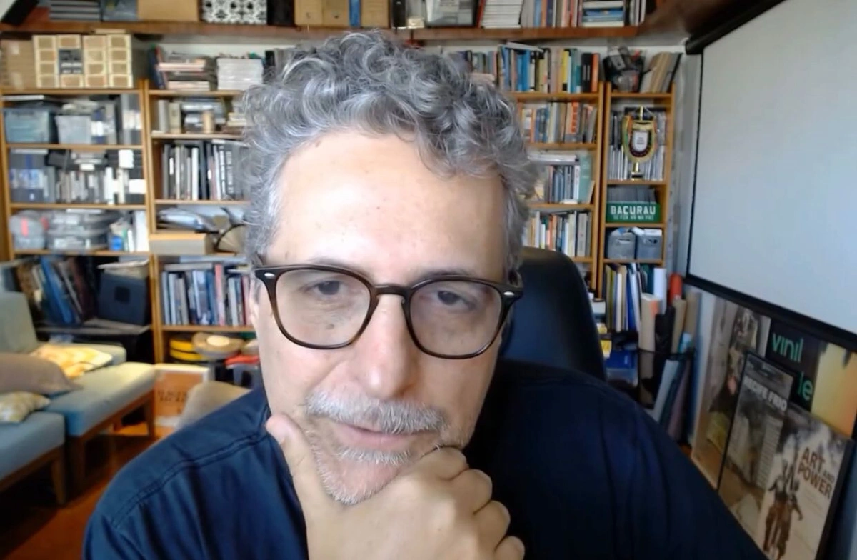 Kléber Mendonça Filho celebra indicações de O Agente Secreto ao Oscar