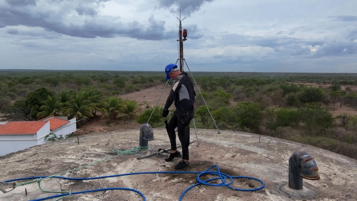 Mergulhador realiza limpeza em reservatório da cidade de Belém do Piauí
