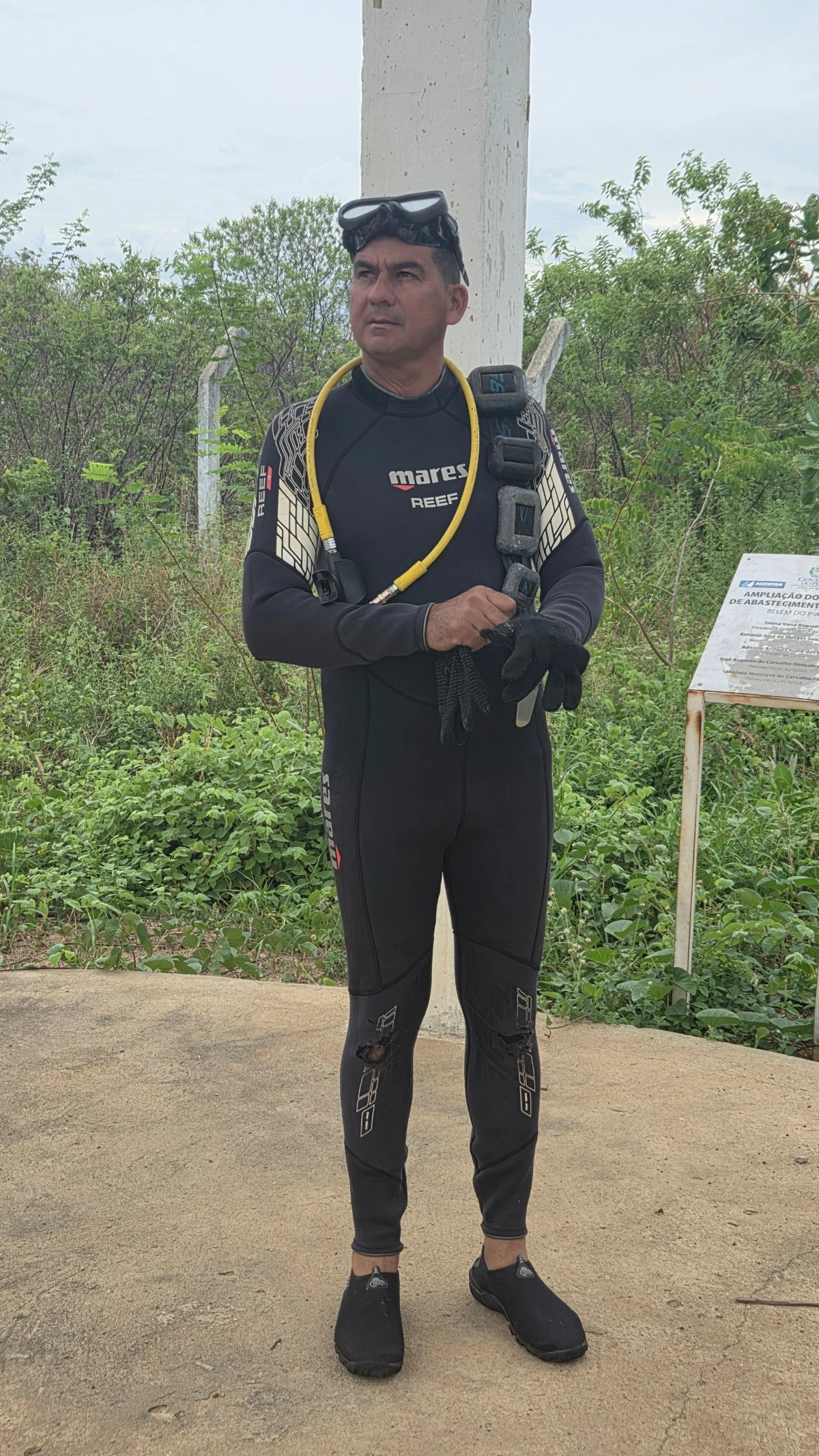 Mergulhador realiza limpeza em reservatório da cidade de Belém do Piauí