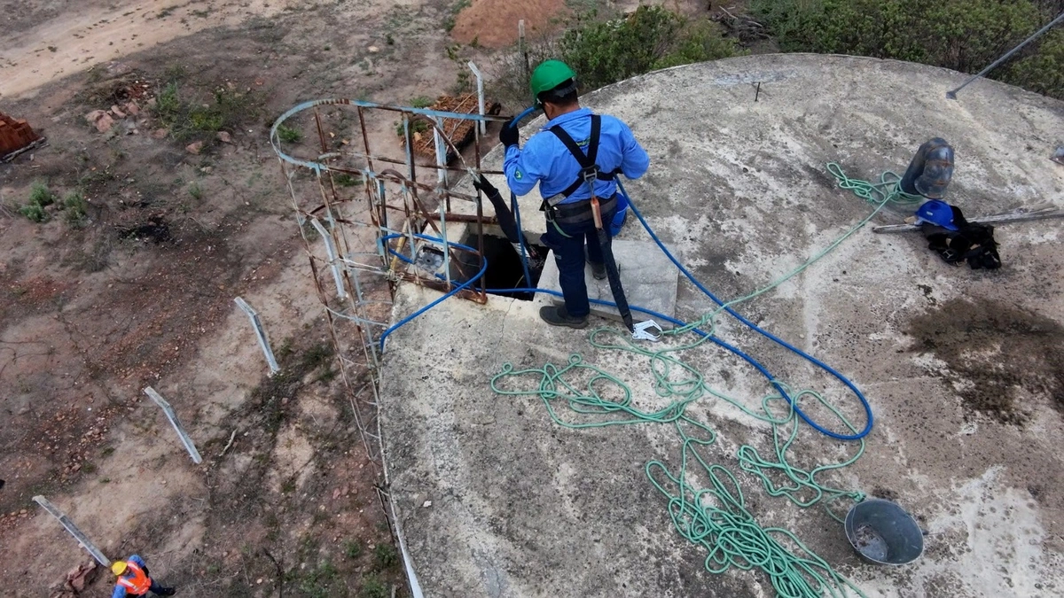 Mergulhador realiza limpeza em reservatório da cidade de Belém do Piauí