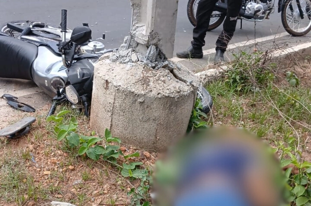 Motociclista morre após grave colisão contra poste na zona Norte de Teresina