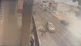 Motorista foge após colidir contra motociclista na zona Sul de Teresina (Foto: Reprodução)