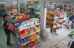 Mototaxista é flagrado furtando desodorantes de mercadinho em Parnaíba; vídeo