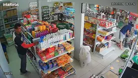 Mototaxista é flagrado furto desodorantes de mercadinho em Parnaíba (Foto: Reprodução)