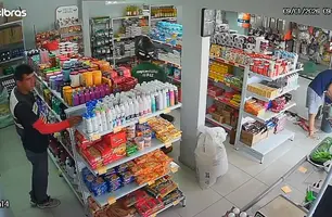 Mototaxista é flagrado furto desodorantes de mercadinho em Parnaíba (Foto: Reprodução)