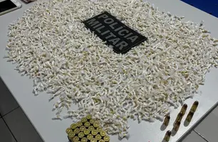 Mulher é presa com mais de 2 mil pedras de crack dentro de ônibus em Porto (Foto: Divulgação/PMPI)