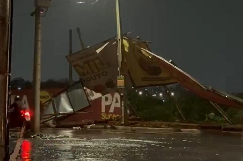 Muro cai com a chuva e derruba outdoor em cruzamento na zona Sul de Teresina