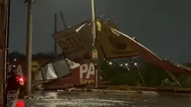 Muro cai com a chuva e derruba outdoor em cruzamento na zona Sul de Teresina (Foto: Reprodução)