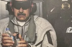 Trump divulga primeira foto de Nicolás Maduro algemado e vendado após captura