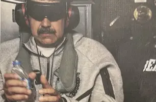 Nicolás Maduro vendado e algemado em navio após ser capturado pelos EUA. (Foto: Reprodução/ @realDonaldTrump - 03/01/2025 -)