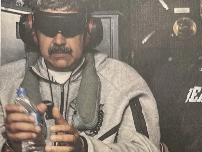 Nicolás Maduro vendado e algemado em navio após ser capturado pelos EUA.