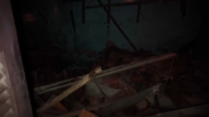 Parte de residência desaba à noite e assusta moradores em Parnaíba