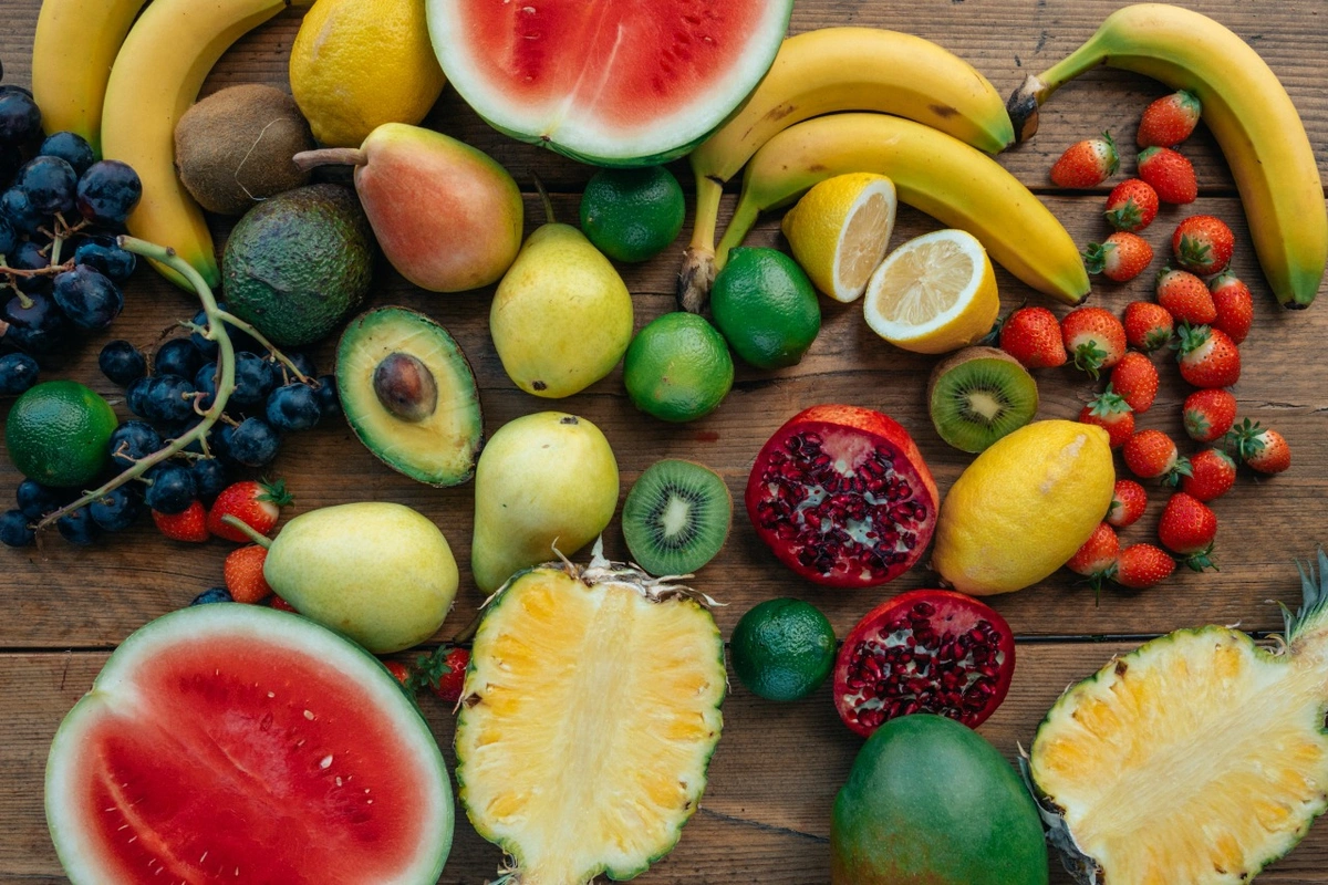 Pela quantidade água e nutrientes, as frutas entram na lista por ajudar a estimular o fígado