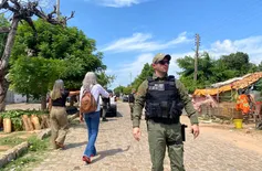 PM realiza retirada de ocupantes da área do Cais Beira Rio, em Floriano