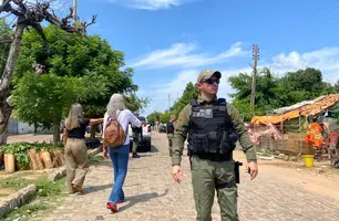 PM notifica para retirada de ocupantes da área do Cais Beira Rio, em Floriano (Foto: Conecta Piauí)