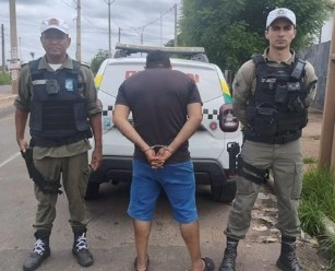 PM prende motociclista com mandado de prisão em aberto durante blitz em Teresina