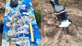 Polícia apreende drogas e motocicleta abandonada em matagal em Demerval Lobão (Foto: Reprodução)