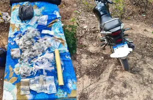 Polícia apreende drogas e motocicleta abandonada em matagal em Demerval Lobão (Foto: Reprodução)