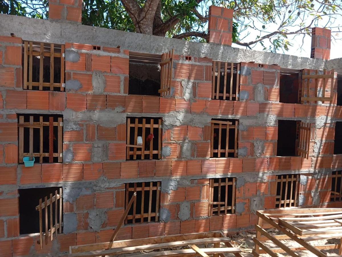 Polícia prende homem com arma, galos de rinha e pássaro silvestre em Parnaíba