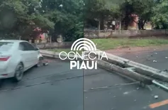 Carro bate em poste e estrutura cai na Estrada da Cacimba Velha, em Teresina
