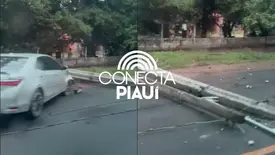 Poste cai e atinge carro na Estrada da Cacimba Velha, em Teresina (Foto: Reprodução)