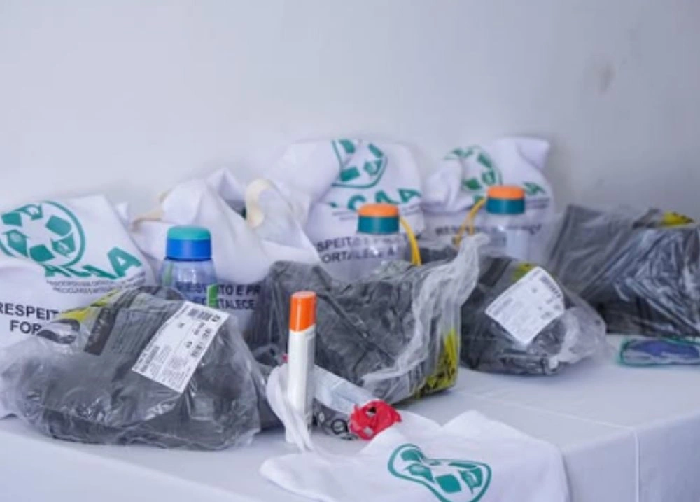 Prefeitura de Aroazes entrega EPIs a catadores e artesãs de associação municipal