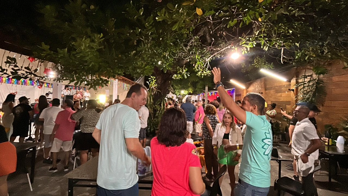 Prévia de carnaval Samba no Centro reúne público no Labirintus Gourmet em Teresina