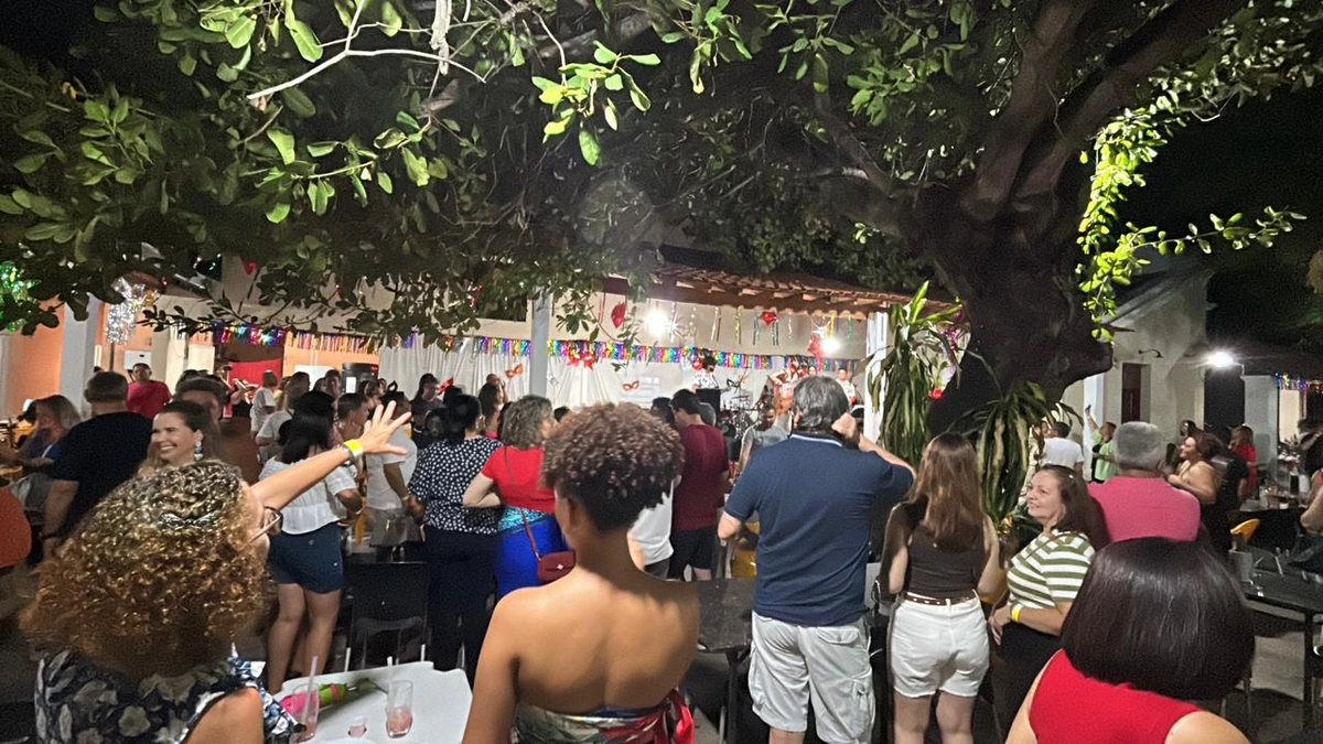 Prévia de carnaval Samba no Centro reúne público no Labirintus Gourmet em Teresina