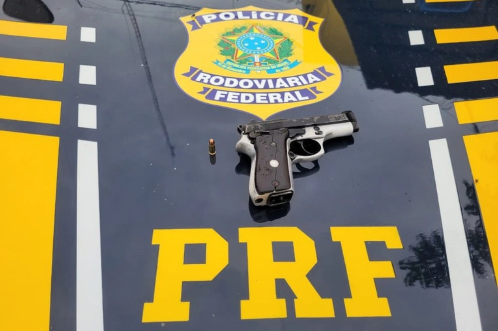 PRF apreende arma após acidente entre caminhonete e moto na BR-316, em Picos