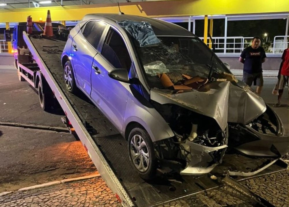 PRF recupera carro roubado e apreende arma de uso restrito na BR-316