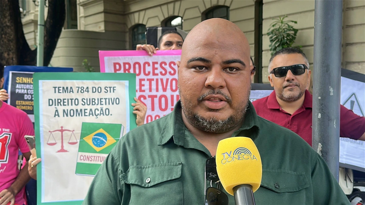 Professores aprovados em concurso cobram nomeações em protesto em Teresina
