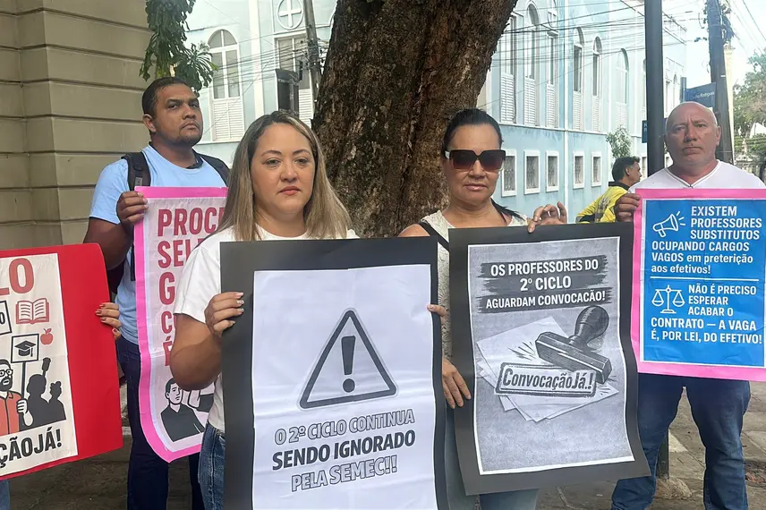 Professores aprovados em concurso cobram nomeações em protesto em Teresina