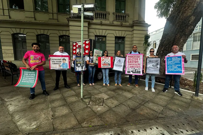 Professores aprovados em concurso cobram nomeações em protesto em Teresina