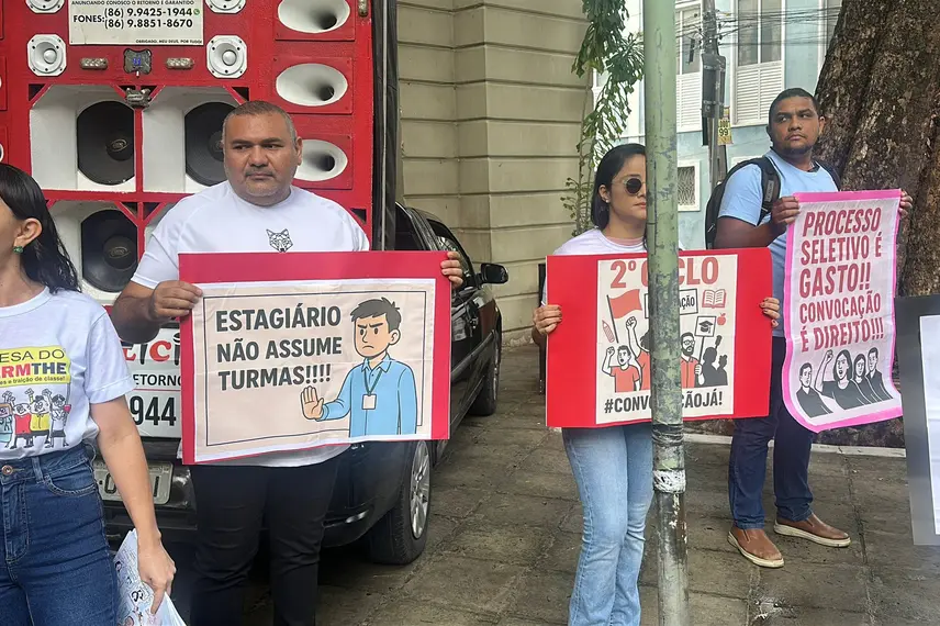 Professores aprovados em concurso cobram nomeações em protesto em Teresina