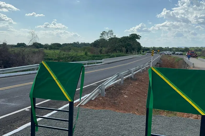 Rafael Fonteles entrega rodovia, ponte, asfalto urbano e escola no Sul do Piauí