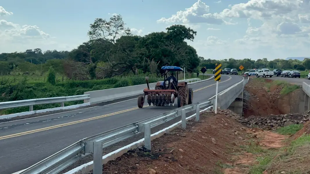Rafael Fonteles entrega rodovia, ponte, asfalto urbano e escola no Sul do Piauí