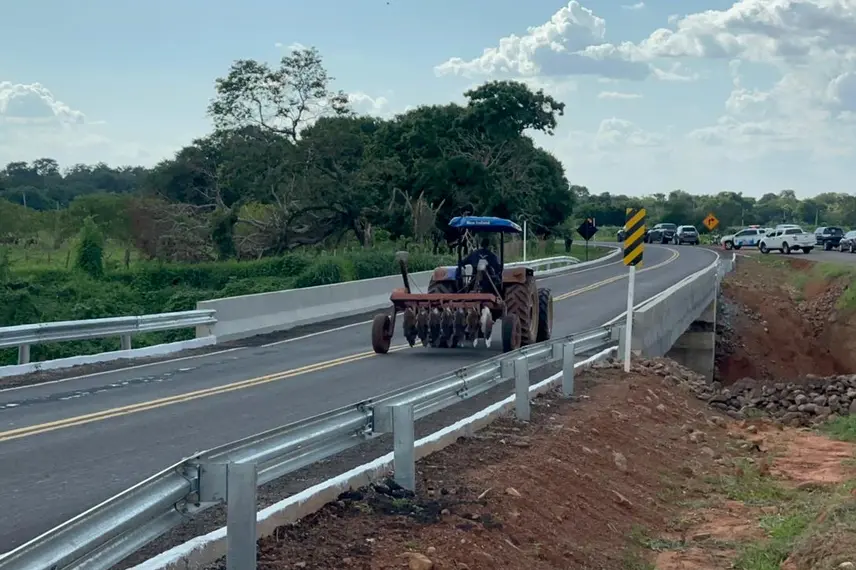 Rafael Fonteles entrega rodovia, ponte, asfalto urbano e escola no Sul do Piauí